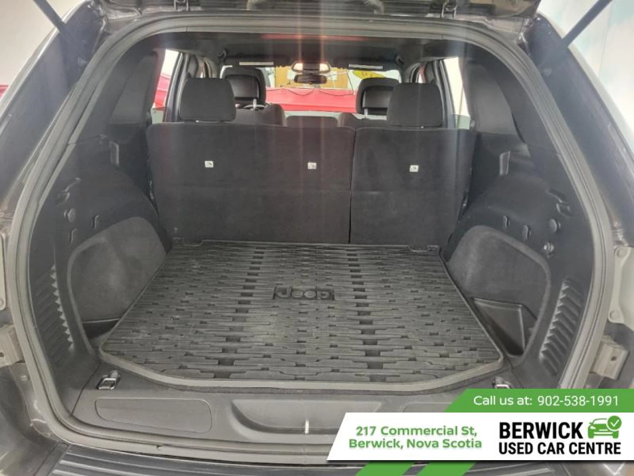 2019 Jeep Grand Cherokee Laredo E Main Image